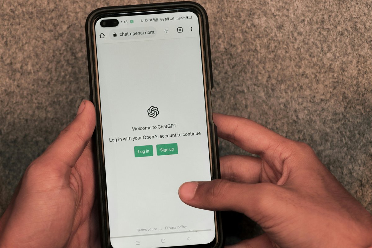 Smartphone app controlling garage door opener with real-time monitoring